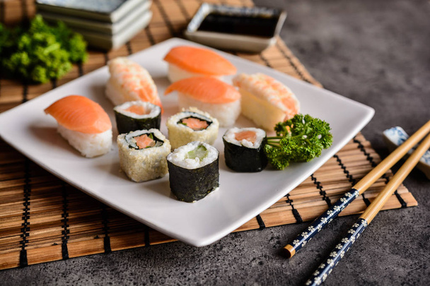 新鮮な真希とにぎり寿司ロール - 写真・画像