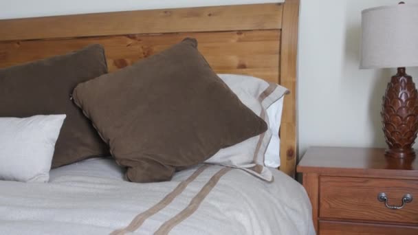 Μεγάλο κρεβάτι σε ένα δωμάτιο ξενοδοχείου - Πλάνα, βίντεο