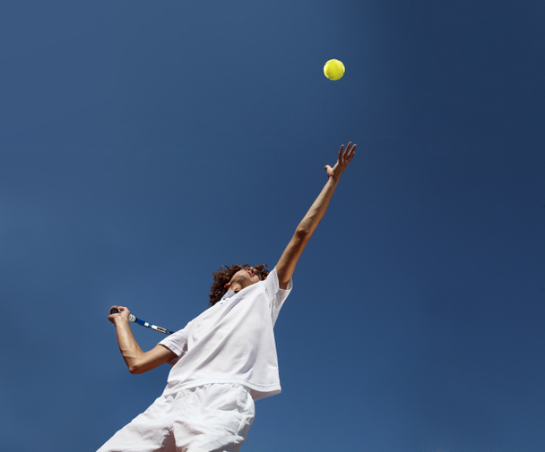 jugador de tenis con raqueta durante un partido
 - Foto, Imagen