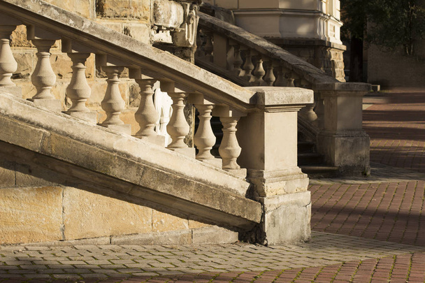 Бежевые штукатурки на каменной лестнице
 - Фото, изображение