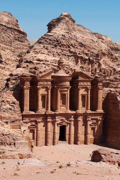 Giordania: il paesaggio giordano con vista sul Monastero, conosciuto come Ad Deir o El Deir, il famoso edificio monumentale scavato nella roccia nella città archeologica nabatea di Petra
  - Foto, immagini