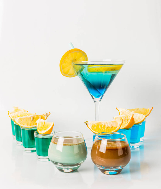 Bebida colorida en una copa de martini, combinación azul y verde, t
 - Foto, Imagen