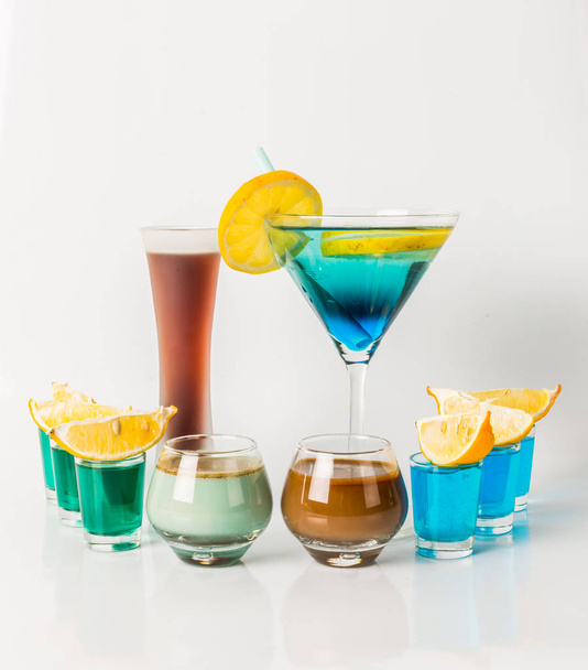 Bebida colorida en una copa de martini, combinación azul y verde, n
 - Foto, Imagen