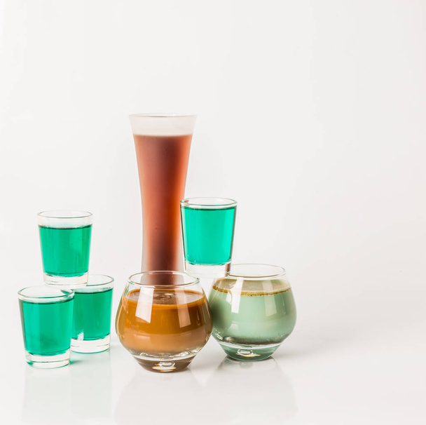 Yedi renk içki çekim, farklı şekiller, yeşil ve kahverengi cam - Fotoğraf, Görsel