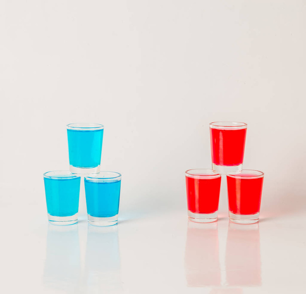 Gafas con kamikaze azul y rojo, bebidas glamorosas, drin mixto
 - Foto, Imagen