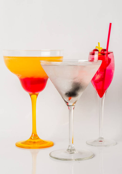 Meghatározott színű ital, különböző formájú, szemüveg, ital készlet - Fotó, kép