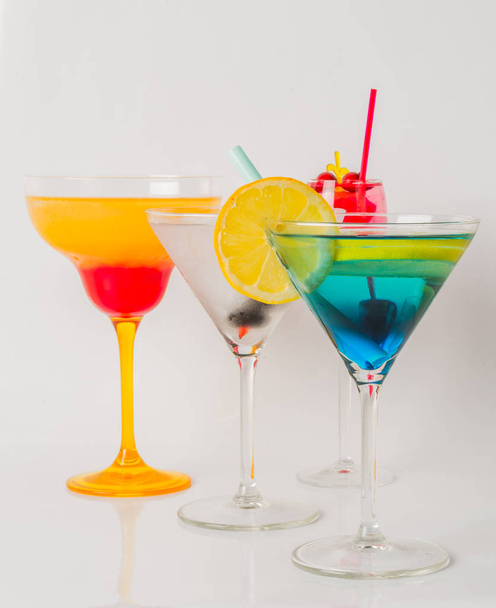 Набор цветных напитков, различные формы стаканов, набор напитков
 - Фото, изображение
