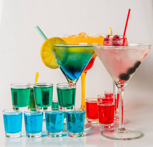 Σύνολο των χρωμάτων ποτό, διαφορετικά σχήματα γυαλιών, ποτό σετ - Φωτογραφία, εικόνα