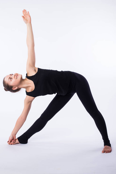 Fortgeschrittene Yoga-Haltung, demonstriert von Bloden Mädchen, schwarz gekleidet, auf weißem Hintergrund - Foto, Bild