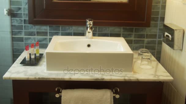 Внутренний вид современной ванной комнаты и умывальника
 - Кадры, видео
