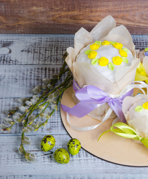 Easter cakes with bright decoration and painted eggs - Foto, Imagem