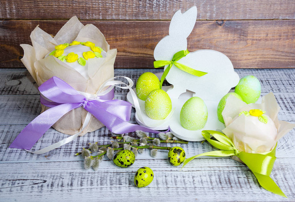 Easter cakes with bright decoration and painted eggs - Φωτογραφία, εικόνα