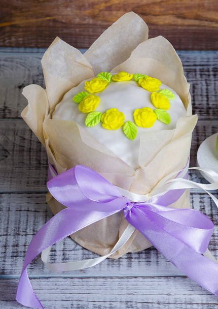 Easter cakes with bright decoration and painted eggs - Foto, Imagen