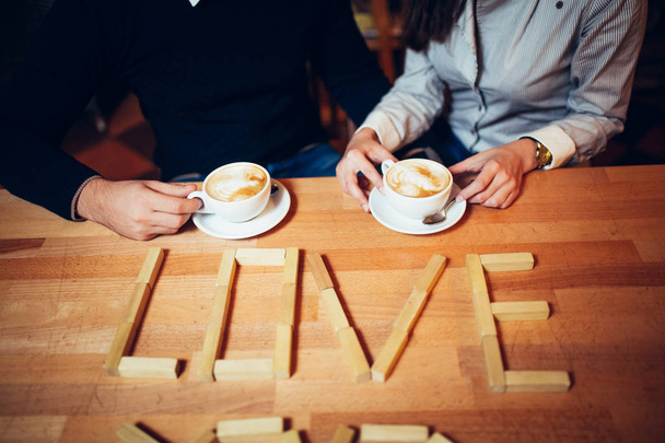 coppia mani di caffè su un tavolo di legno
 - Foto, immagini