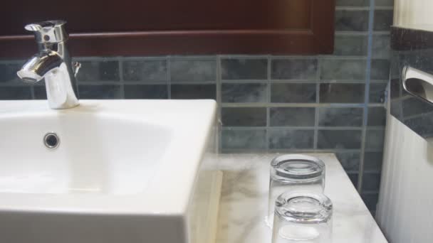 Sisustus moderni kylpyhuone ja pesuallas
 - Materiaali, video