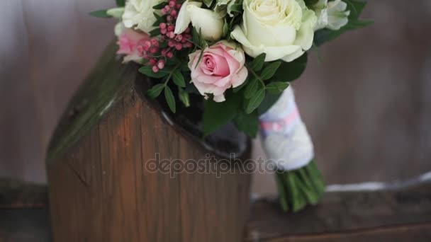 Bruiloft-bouquet van rozen. Bruiden boeket op trouwdag. Boeket van verschillende bloemen. Boeket van mooie roze en witte of rode rozen op de kruk dressing. Rozen - Video
