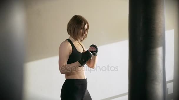 De sporter traint de juistheid van de toepassing van een nauwkeurige boksen staking - Video