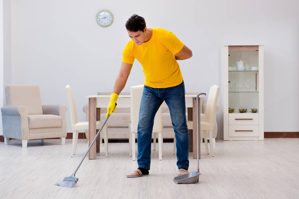 Evi temizleyen adam karısına yardım ediyor. - Fotoğraf, Görsel