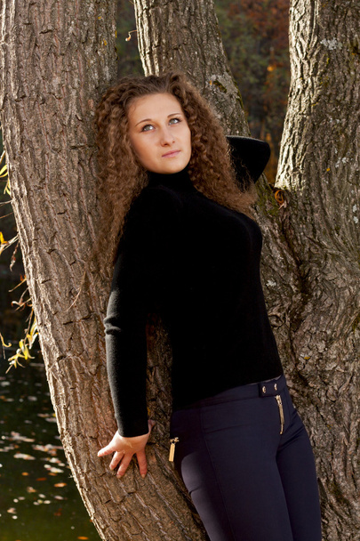 Girl near the tree - Fotografie, Obrázek