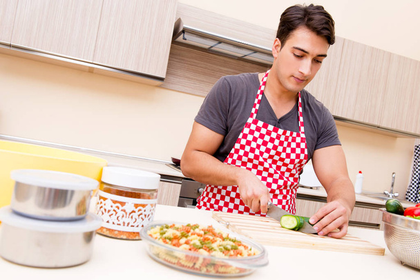 Muž kuchař připravuje jídlo v kuchyni - Fotografie, Obrázek