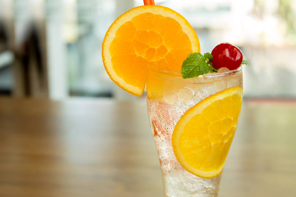 Čerstvý pomerančový džus sodu ve vysoké sklenici s plátek pomeranče a mátou - Fotografie, Obrázek