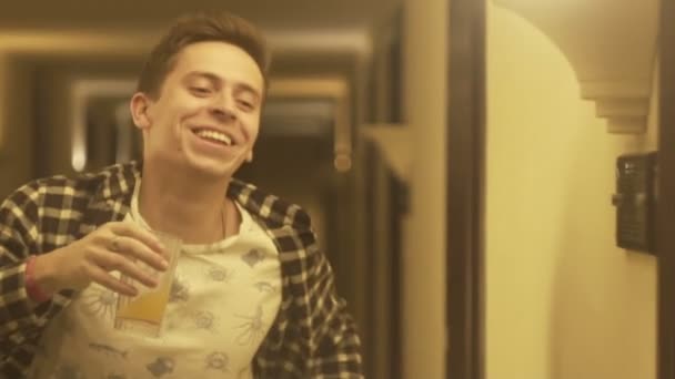 junger Mann genießt Cocktail im Hotel langsam - Filmmaterial, Video