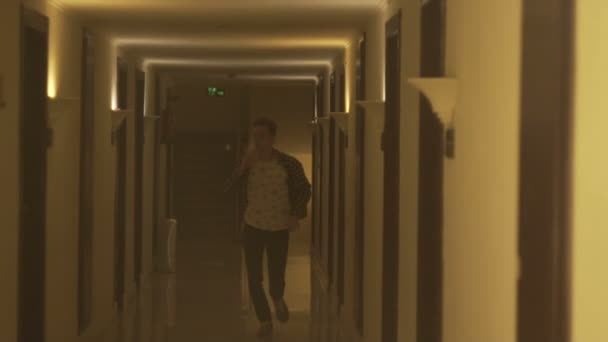 Νεαρός άνδρας απολαμβάνοντας κοκτέιλ στο hotel αργή - Πλάνα, βίντεο