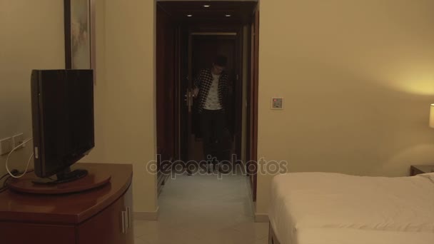 Jeune homme avec bagages Arrivée en chambre d'hôtel
 - Séquence, vidéo