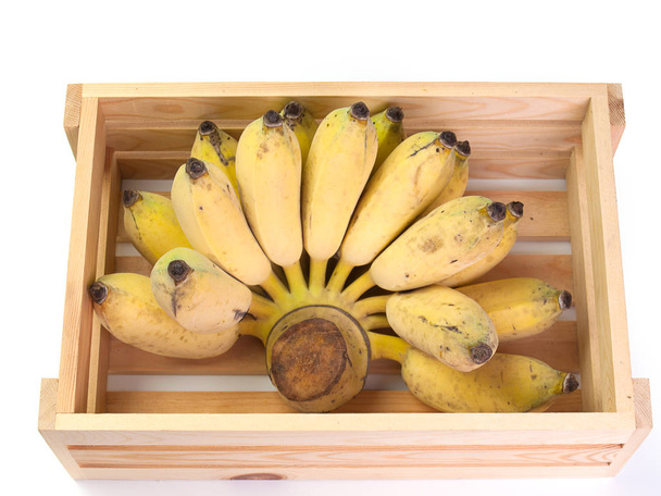 Uprawnych banana umieścić w drewniane pudełko - Zdjęcie, obraz