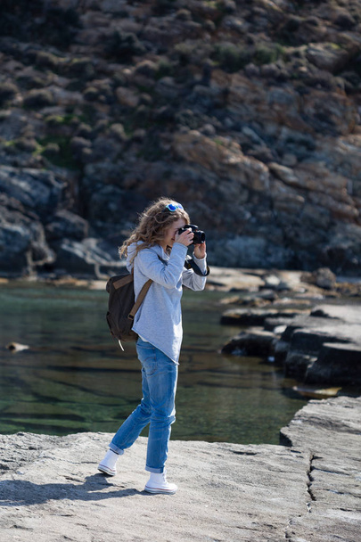Fotografo donna in giacca grigia e jeans
  - Foto, immagini