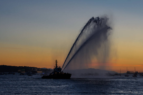 Wasser als Feuerwehrboot versprüht - Foto, Bild