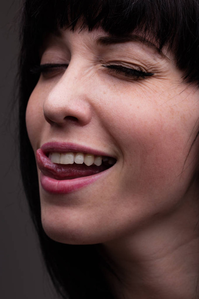 ritratto di una donna winling con poco linguetta sporgente
 - Foto, immagini
