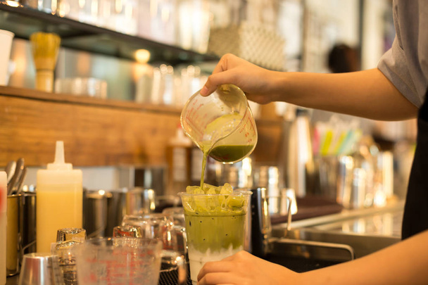 Így a jeges matcha zöld tea latte Barista  - Fotó, kép