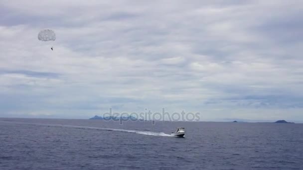 Silhouet van een Parasailing activiteit op de Mamanucas eilanden van Fiji - Video