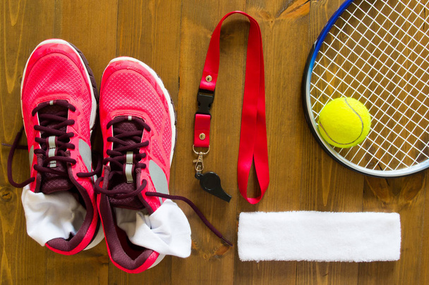 Set of things for playing tennis on a wooden background - Foto, Imagen