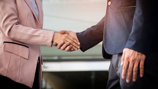 Dvě podnikatel třesoucíma se rukama během schůzky v kanceláři - Fotografie, Obrázek