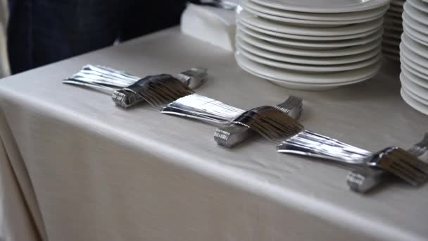 Svatební catering příprava, číšník odkládá vidlice pro předkrmy, 4k - Záběry, video