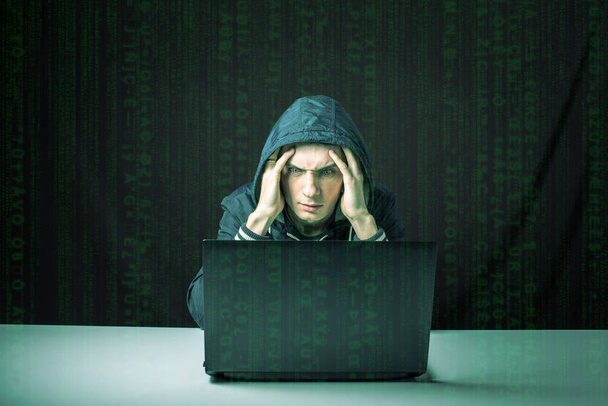 χάκερ στο σκοτάδι σπάει την πρόσβαση να κλέψουν τις πληροφορίες - Φωτογραφία, εικόνα