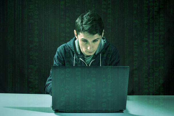 хакер в темноте нарушает доступ к краже информации
 - Фото, изображение