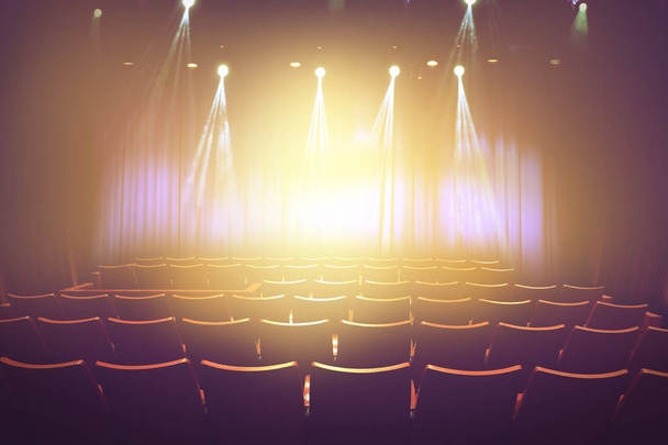 Vintage-Theater mit Lichtfleck auf der Bühne vor Showtime, em - Foto, Bild