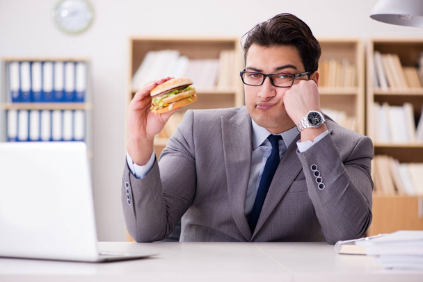 Πεινασμένος αστείος επιχειρηματίας τρώει σάντουιτς με πρόχειρο φαγητό - Φωτογραφία, εικόνα