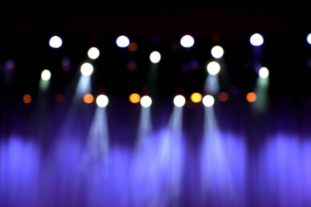 размытая сцена театра с фиолетовыми занавесками и прожекторами
. - Фото, изображение