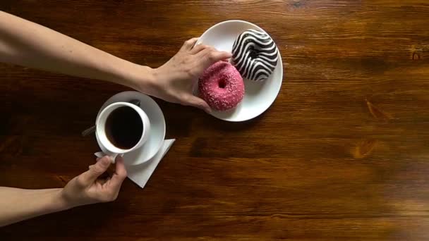 Mujer comiendo donuts y beber café en la cafetería, vista superior, cámara lenta hd video
 - Metraje, vídeo