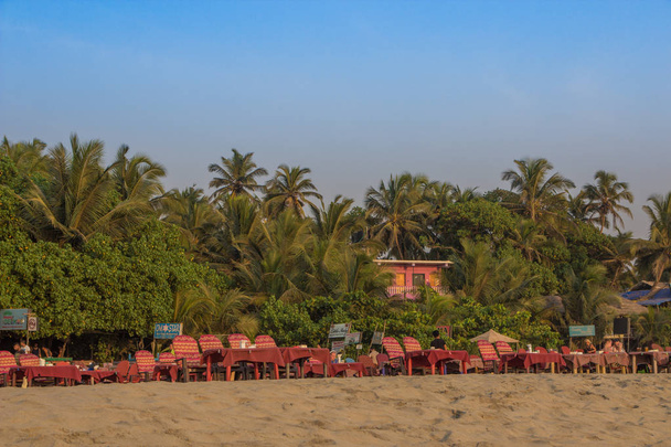 Chaises longues à la plage d'Arambol, Goa Nord, Inde
 - Photo, image
