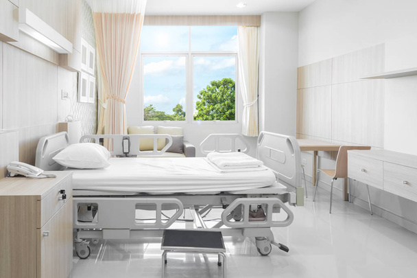 Habitación de hospital con camas y confortable equipamiento médico en un moderno hospital
 - Foto, Imagen