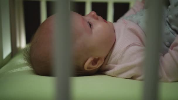 Vista lateral de despertar bebé recién nacido muñeca disparo de cerca
 - Imágenes, Vídeo