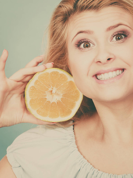 Woman holding fruit green grapefruit - Foto, Bild