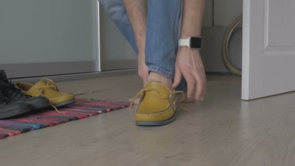 YOUNG MAN TYING SHOELACES IN SHOES - Materiał filmowy, wideo