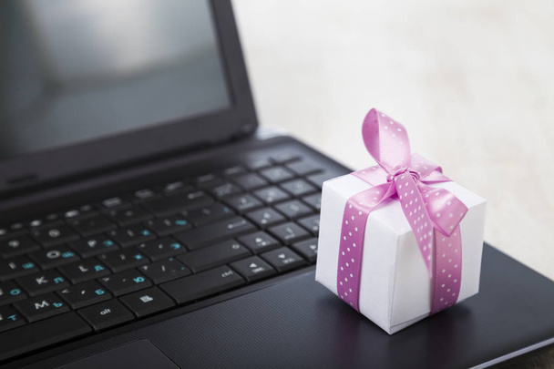 Gift box on a laptop.   - 写真・画像