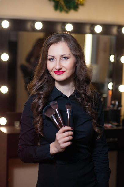 Beautiful girl makeup artist near mirrors - Foto, Imagem